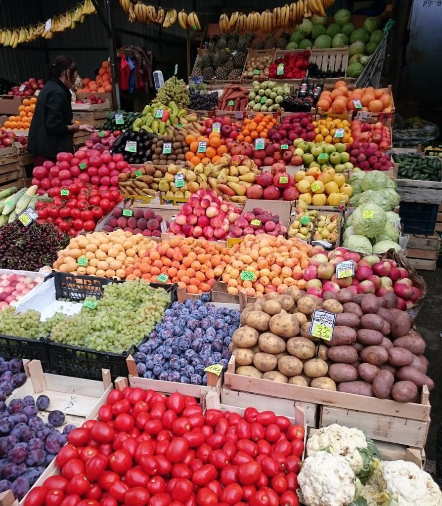 Рынок овощей и фруктов. Фрукты на рынке. Овощи и фрукты на рынке. Оптовый рынок овощей и фруктов. Фруктовая оптом